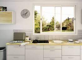 Avec les rideaux coulissant en plastique vous aurez une bonne isolation phonique ainsi que thermique tout. Quel Store Pour Quelle Fenetre De Cuisine Tour D Horizon Des Possibilites Carnets De Tendances Storistes De France