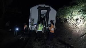 Check spelling or type a new query. Jalur Kereta Api Lintas Selatan Kembali Normal Usai Anjloknya Ka Lodaya Bisnis Liputan6 Com