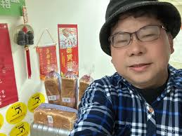 明天要帶團去日本東北六日要在豬苗代湖餵鴨子，還有天鵝的土司麵包都準備好了助理問我說要不要準備果醬：￼吐司夾果醬