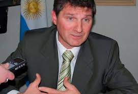 El paciente necesitaba de un respirador que no tenían disponible en el centro médico de junín, en lincoln tienen. Detienen A Ex Intendente De Lincoln Y Ex Funcionarios Por Presuntos Actos De Corrupcion Diario Vivo