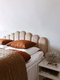Un choix unique de tête de lit velours disponible dans notre magasin. Color Story Rootbeer Sfgirlbybay Decor Chambre A Coucher Deco Interieure Chambre Tete De Lit Beige