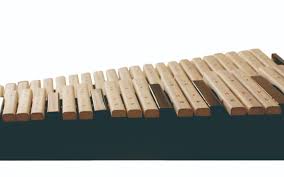 Kayu yang digunakan biasanya kayu yang ringan seperti kayu telur, kayu waru, kayu cempaka dan lain sebagainya. Kolintang Berasal Dari Daerah Dan Cara Memainkan