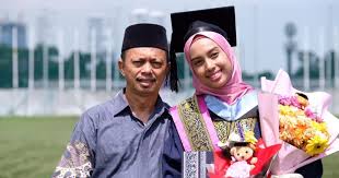 Yang mengetahui perkara yang ghaib dan yang nyata; Sentap Ditegur Ayah Tak Dapat Selempang Pink Time Diploma Gadis Ini Bangkit Berjaya Genggamnya Waktu Degree Hijabista