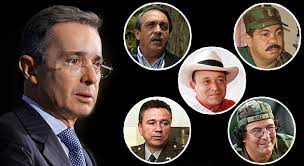 Pero esa impunidad no es su privilegio, es una tradición impuesta en la supuesta democracia colombiana. Fantasma Del Paramilitarismo Ronda A Alvaro Uribe