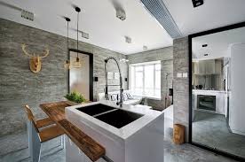 Un hogar abierto al exterior y decorado con muebles. Interior De Una Casa Moderna En Gris