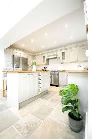 stone floors white shaker cabinets butcher clock counters stainless steel applian remodelage petite cuisine carrelage travertin interieur moderne de cuisine