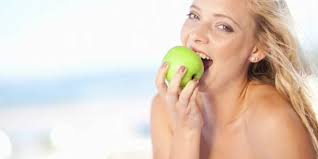 L'expression se rapporte à l'histoire d'adam et eve en fait, où eve croqua le fruit défendu. Idee Recue Sur La Sante N 23 Une Pomme Chaque Matin Eloigne Le Medecin Le Point