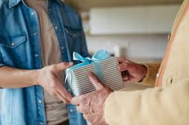पसंद का विरोधाभास: जिसे खुश करना नामुमकिन हो, उनके लिए फादर्स डे के बेहतरीन तोहफे चुनना
