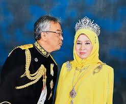 Sultan pahang dipilih agong ke 16 sultan nazrin kekal timbalan. Agong Was Caught Trying To Cheekily Sneak In A Kiss During Photoshoot