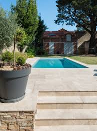 Travertin Light Mixte Cupa Stone Pour Un Beau Projet De Terrasse Avec Piscine A Cholet Amenagement Jardin Terrasse Piscine Terrasse Piscine Travertin Terrasse