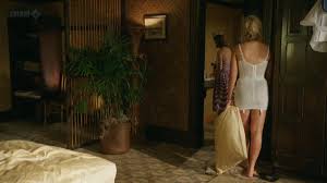 Margot Robbie desnuda en Pan Am < ANCENSORED