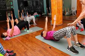 Iyengar mit seinem persönlichen ja yoga zu unterrichten Yoga Classes In Mumbai To Kickstart Your Day Lbb Mumbai