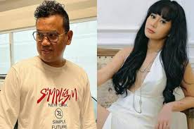 Jul 01, 2021 · rwa (27) karyawati stasiun pengisian bahan bakar umum atau spbu di jalan pramuka bakti iv, paseban, senen, jakarta pusat membakar kantornya sendiri setelah melakukan penggelapan uang senilai rp165 juta. Uya Kuya Kirim Karangan Bunga Duka Cita Kepada Denise Chariesta Dengan Sematkan Kalimat Menohok Denise Gue Gak Terima Bunga Murahan Semua Halaman Hype