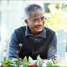 이른바 '방랑식객'으로 불리는 임지호 셰프는 자연주의 식재료로 건강하고 아름다운 요리를 만들어 선사하는 것으로 유명하다. Rzqyo6cgb0y5zm
