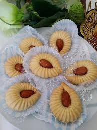 حلويات الأعراس حلويات العيد حلويات جزائرية عصرية و انيقة و البنة روعةة In 2020 Food Creme Breakfast