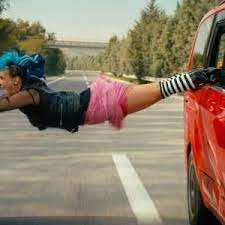 Il fratellino e la sorellina, anch'essi messi al sicuro dal testamento della nonna, studiano a londra. Una Famiglia Senza Freni 2016 Film Movieplayer It