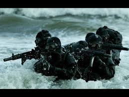 Les équipes spéciales de bateaux soutiennent souvent les seal en les débarquant ou en les extrayant et en donnant un appui au feu. Reportage 2019 Les Navy Seals Force Speciale Americaine Youtube