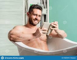 Sexy Mann in Der Badezimmerlesung Macho Nackt in Der Badewanne Sex Und  Entspannungskonzept Mann Hat Muskulösen Körper Waschen Sie Stockbild - Bild  von abgedeckt, mann: 151507679