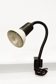 philips klemlamp voor aan het bureau uitgevoerd in zwart en wit 1960 bureaulamp zwart en wit zwart