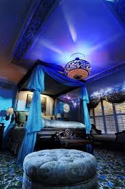 Mi Cuarto Es Grande Y Muy Bonito Mi Cama Esta Cerca De La Vetana El Techo Es Azul La Alfombra Esta Debajo La Ca Disney Bedrooms Disney Rooms Fantasy Bedroom