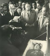 Biografia De Frida Kahlo En Ingles Y Español I Knew That A Battlefield Of Suffering Was In My Eyes The Many Faces Of Frida Kahlo Frida Kahlo Fotos Fotos De Frida Y Frida Kahlo