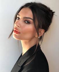 The photo was part of a personal essay she wrote for the magazine's september issue that focused on her experience with. Hairstyle Emily Ratajkowski And Updo Image 6495991 On Favim Com
