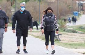 Βόλτα στο καβούρι με τον σύντροφό της ανδρέα καψάλη. Elena Paparizoy Andreas Kapsalhs Foresan Ta A8lhtika Toys Kai Perpathsan Sto Kaboyri Znews