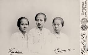 Karena itulah ia memperoleh gelar r.a (raden ajeng) didepan namanya. Profil Ra Kartini Pahlawan Emansipasi Wanita Di Tanah Air Kumparan Com