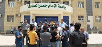 جامعة الإمام جعفر الصادق«ع» | فرع ذي قارجامعة الإمام جعفر الصادق«ع» | فرع ذي قارجامعة الإمام جعفر الصادق«ع. ÙˆØ±ÙƒØ§Ø¡ Ù†ÙŠÙˆØ² Ø§Ù„Ø¥Ø®Ø¨Ø§Ø±ÙŠØ© Ù†Ø¸Ù… Ø¹Ø¯Ø¯ Ù…Ù† Ø·Ù„Ø¨Ø© Ø¬Ø§Ù…Ø¹Ø© Ø§Ù„Ø§Ù…Ø§Ù… Ø¬Ø¹ÙØ± Ø§Ù„ØµØ§Ø¯Ù‚ Ø¹ ÙˆÙ‚ÙØ© Ø§Ø­ØªØ¬Ø§Ø¬ÙŠØ© Ù„Ù„Ù…Ø·Ø§Ù„Ø¨Ø© Ø¨ØªØ®ÙÙŠØ¶ Ø§Ø¬ÙˆØ± Ø§Ù„Ø¯Ø±Ø§Ø³Ø© Ù†Ø¸Ø±Ø§ Ù„Ù„Ø¸Ø±ÙˆÙ Ø§Ù„Ø±Ø§Ù‡Ù†Ø© ÙˆØ§Ù„Ø§Ø®Ø± ÙŠÙˆØ§Ø¹Ø¯Ù‡Ù… Ø¨Ø§Ù„Ø±Ø³ÙˆØ¨ ÙˆØ±ÙƒØ§Ø¡ Ù†ÙŠÙˆØ² Ø§Ù„Ø¥Ø®Ø¨Ø§Ø±ÙŠØ©