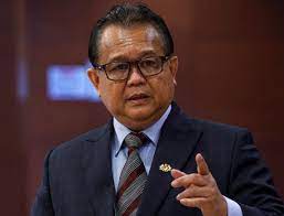 Datuk seri alexander nanta linggi urged the police top management in bukit aman to reconsider its decision to reduce the number of sarawakian police personnel stationed in the state from 70 to 40 per cent. 15 653 Pemeriksaan Skim Harga Maksimum Deepavali Dilaksanakan