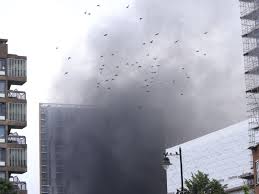 Huge smoke cloud towers over south london after fire breaks out at elephant & castle station. Fjf8k0wz6 Cv6m