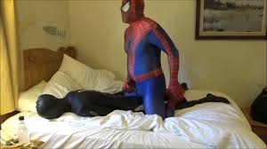 spiderman folla y se corre en su maniquí orca