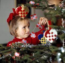 Glitter, englehår, vatt, flagg, forgylte kuler, himmelstiger, stearinlys og elektriske lyspærer. Jul Bolig Juletreet Fra A Til A Nyttige Tips