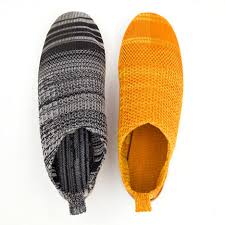 Designer gerard rubio has created an open source robotic loom that is able to knit entire seamless garments in less than one hour. 3d Knitting Dezeen