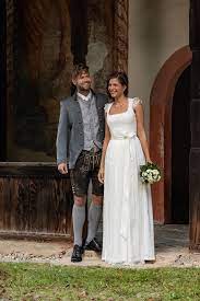Ob klassisch weißes hochzeitskleid oder farbenfrohes brautdirndl ist dabei eine ganz individuelle entscheidung. Hochzeit In Tracht Der Perfekte Look Fur Brautpaar Und Gaste