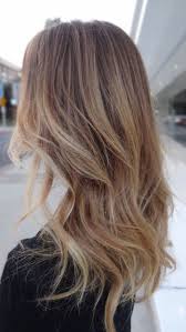 Haare Aufhellen Ein Madchen Mit Hellbraunem Haar Balayage Effekt Hat Schwarze Bestes Bild Club Dark Blonde Hair Balayage Hair Blonde How To Lighten Hair