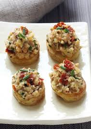 Des Toasts De Pommes De Terre Aux Sardines Et Tomates Sechees Pour Vos Aperitifs Dinatoires Recette A Base De Sardine Pomme De Terre Tomates Sechees