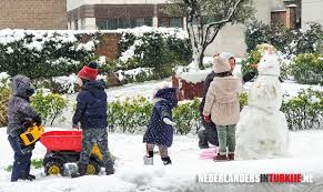 Sinds de aankondiging (zondagmiddag) dat alle scholen dicht gingen, werd het voor alle betrokkenen buffelen om. Istanbul In De Ban Van Sneeuw Scholen Maandag Gesloten Nederlanders In Turkije