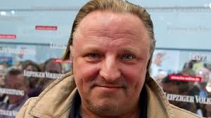 Franz lebt mit seiner familie in beziehungsaus nach drei jahren: Axel Prahl Biografie Infos Und Bilder Prosieben