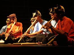 Gambang kromong adalah kesenian musik tradisional dari betawi dengan memadukan alat dalam perkembangannya, gambang kromong telah menjadi musik tradisional betawi yang sangat populer. Ciri Khas Musik Tradisional Terlengkap Beserta Penjelasanya