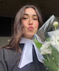 Félicitations à Maître Stéphanie Dufour pour sa récente assermentation  ⚖️👩🏻‍⚖️! Accueillons-la chaleureusement au sein de la communauté  juridique. Elle porte le rabat Amelia et la toge aux manches ajustées. « Le  droit