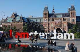 Grachten, fahrräder, leicht schiefe, wunderhübsche häuser: Museumplein Rijksmuseum I Am Amsterdam Stadtetrip Urlaub Niederlande Holland Sehenswurdigkeiten Reiseberichte Blog Www Wo Der Pfeffer Waechst De Wo Der Pfeffer Wachst Reisen Und Speisen