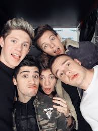 The group are composed of niall horan, liam payne, harry styles and louis tomlinson. Onedirectionbackground One Direction Selfie One Direction Background One Direction Pictures