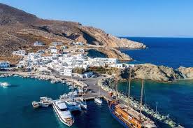 Ένα νησί που καταφέρνει με την αύρα του να κάνει ευτυχισμένους ένα πιτσιρίκι που κάθε βράδυ ψήνεται για μία ώρα στον πυρετό και μια μαμά. Folegandros Loysmenh Apo To Fws Toy Aigaioy Oi Anagnwstes Toy Conde Nast Traveller Thn Pshfisan Ws To Kalytero Nhsi Sthn Eyrwph Fwto Made In Greece