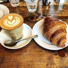 Caffè e cornetto per una colazione all'italiana. Migliori Colazioni Di Roma Le Insegne Da Visitare Gambero Rosso