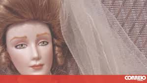 Mulher vende boneca 'assombrada' no eBay