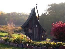 Dan Pauly Realizza Splendide Case Che Sembrano Uscite Da Un Film Di Tim Burton Design Casa Sull Albero Piccola Cabina Piccola Casetta