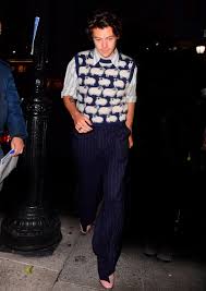 Harry styles is on the cover of the december issue of us vogue and he is wearing a dress. Style Guide How To Dress Like Harry Styles Man Of Many
