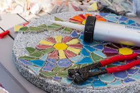Dann nimm einen hammer und zerschlag die fliesen vorsichtig in kleinere stücke. Diy Mosaik Gehwegplatten Fur Den Garten Hausbau Garten Diy Inspirationen Baby Kind Und Meer