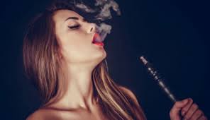 صور فتاة تدخن بالصور بنات تقوم بالتدخين اغراء القلوب